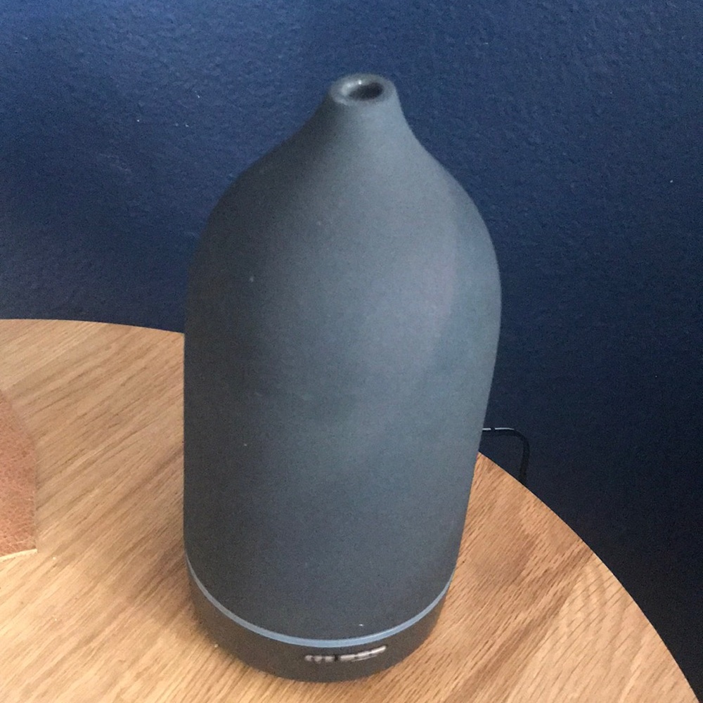 Vitruvi Black Stone Essential Oil Diffuser ✨